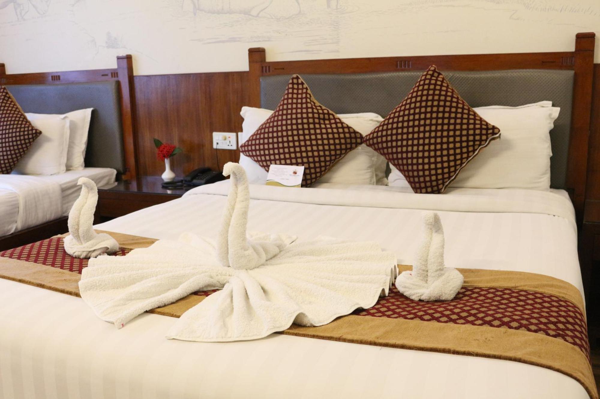 Hotel Jungle Crown Sauraha Luaran gambar