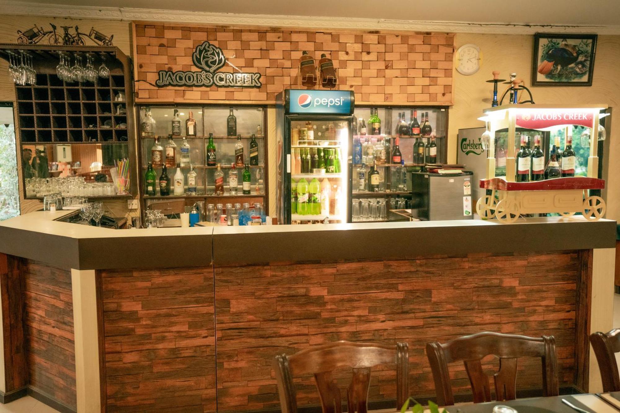 Hotel Jungle Crown Sauraha Luaran gambar