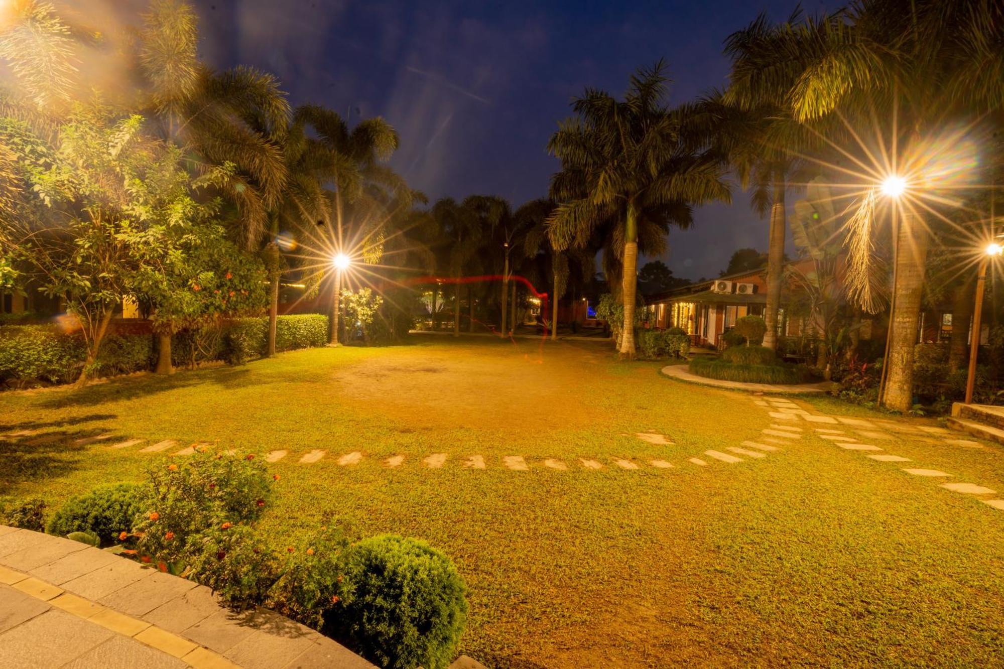 Hotel Jungle Crown Sauraha Luaran gambar