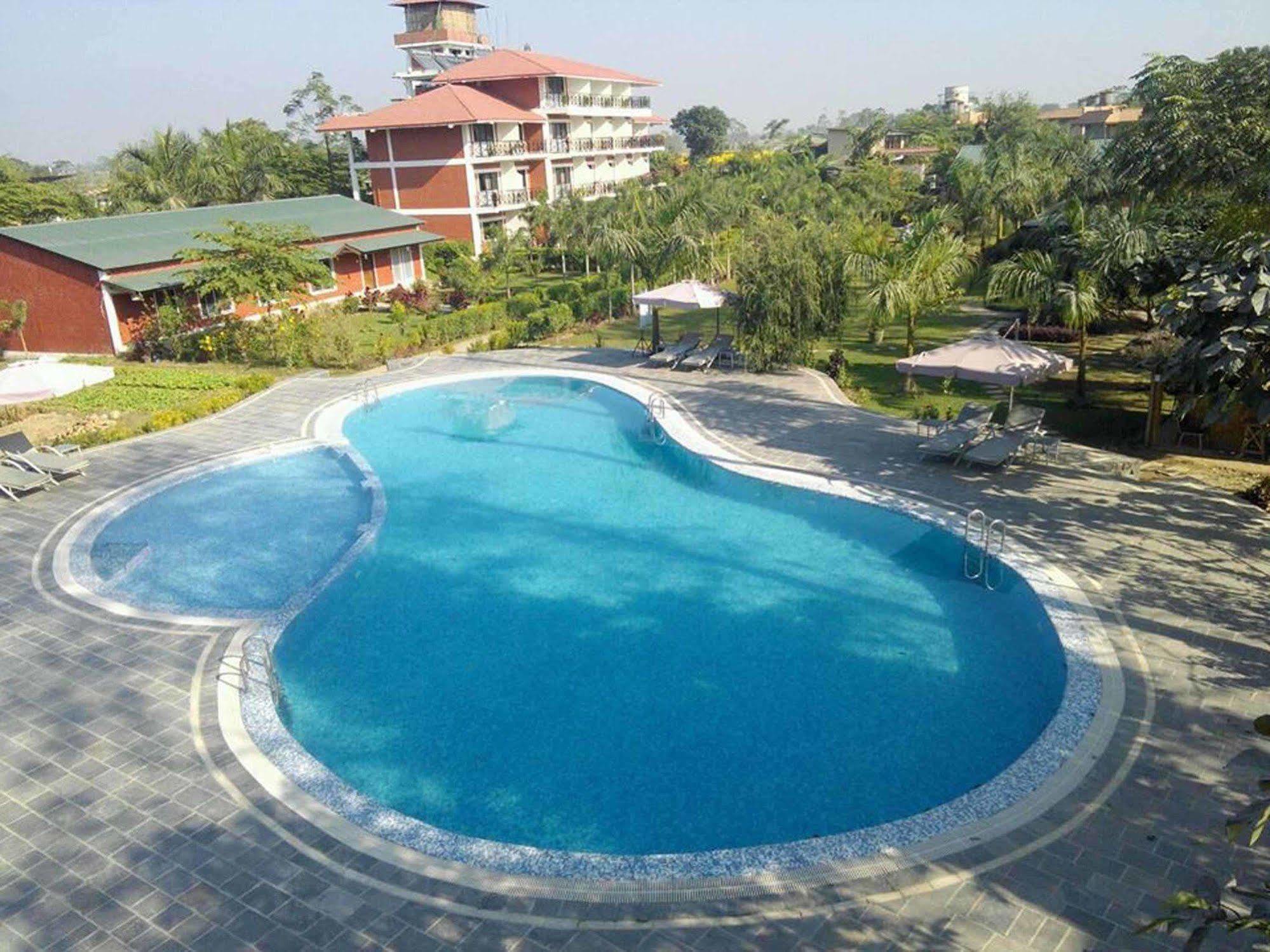 Hotel Jungle Crown Sauraha Luaran gambar